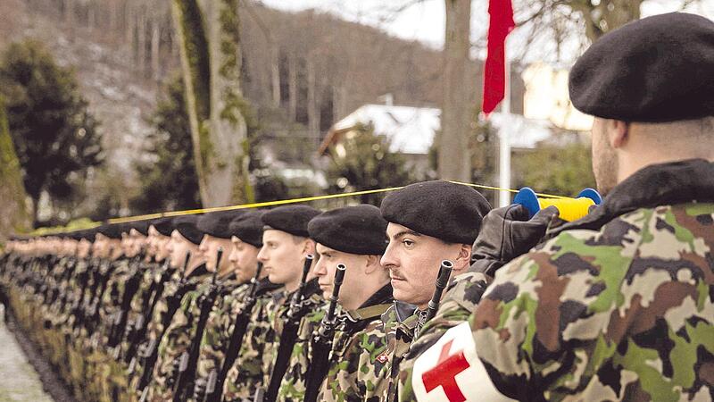Soldaten der Schweizer Armee bereiten sich auf eine Zeremonie anlässlich eines Staatsbesuches vor. Soldaten der Schweizer Armee bereiten sich auf eine Zeremonie anlässlich eines Staatsbesuches vor.