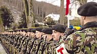 Soldaten der Schweizer Armee bereiten sich auf eine Zeremonie anlässlich eines Staatsbesuches vor.