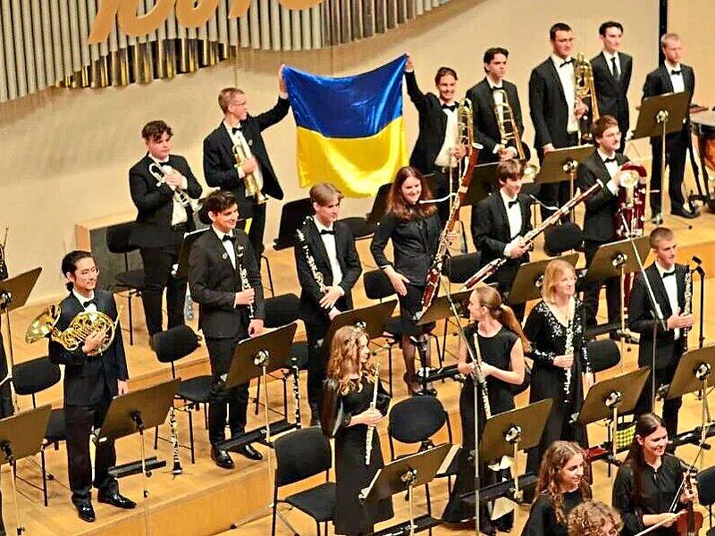 Im Ukrainischen Jugendsinfonieorchester musizieren junge Talente im Alter von zwölf bis 25 Jahren. Nun treten sie in Pommersfelden auf. Im Ukrainischen Jugendsinfonieorchester musizieren junge Talente im Alter von zwölf bis 25 Jahren. Nun treten sie in Pommersfelden auf.