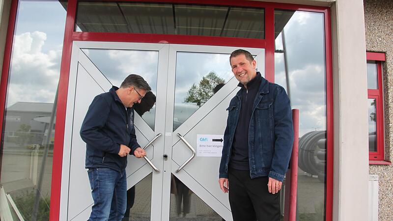 Hinter dieser T&uuml;r entsteht die neue Hausarztpraxis von Dr. Frank Schalller (rechts).