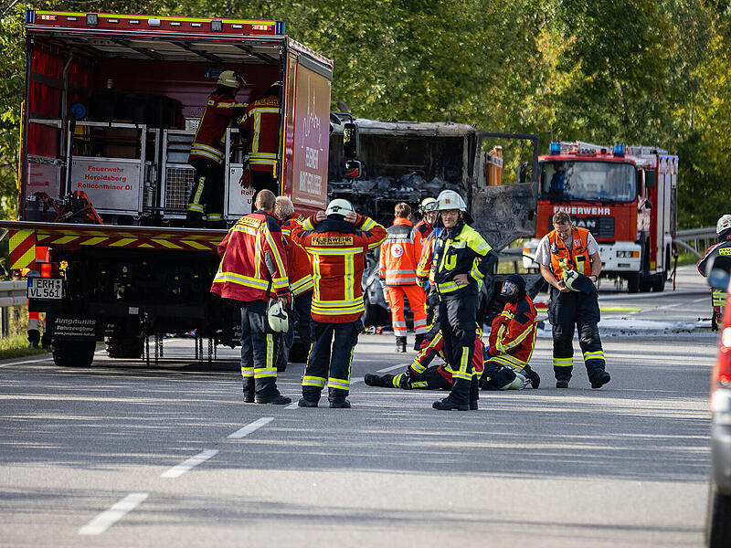 Tödliches Überholmanöver auf B2: Wagen kollidiert mit Lastwagen und geht in Flammen auf Tödliches Überholmanöver auf B2: Wagen kollidiert mit Lastwagen und geht in Flammen auf