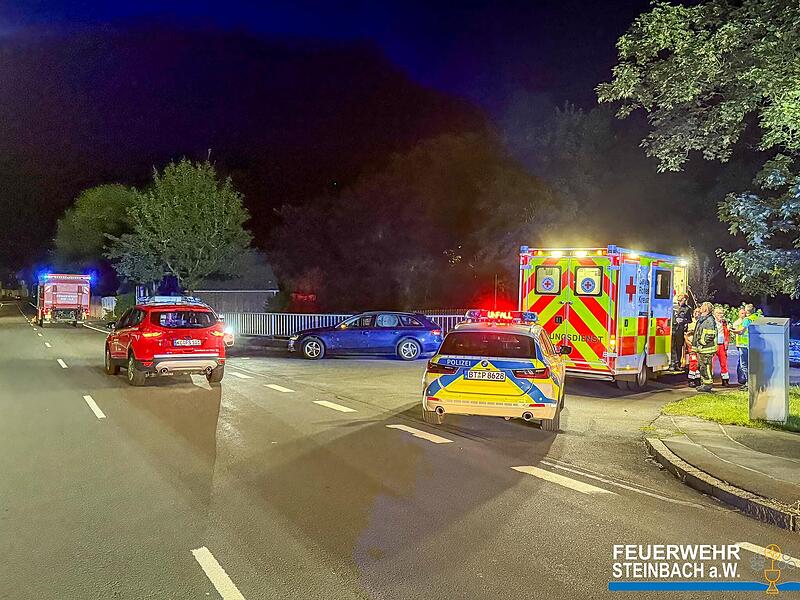 Feuerwehr und Rettungsdienst waren im Einsatz.Unfall im Steinbach am Wald endete mit hohem Schaden.