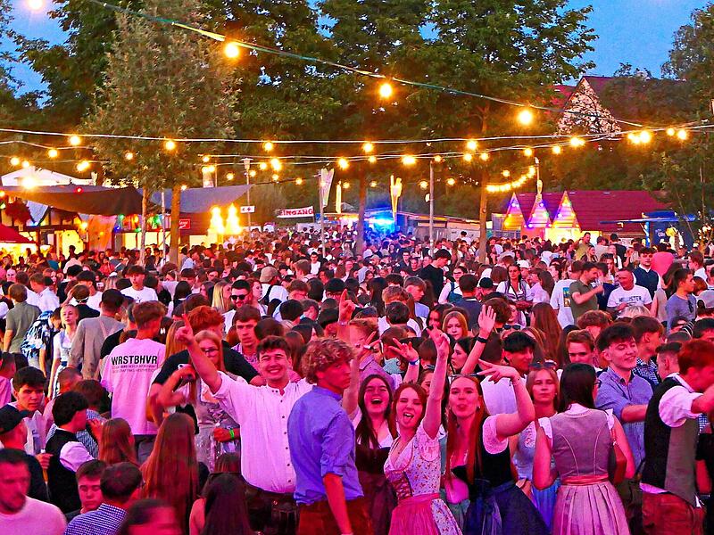Rund 10.000 Besucher feierten auf dem Festgel&auml;nde des Altmain-Weinfests. F&uuml;r Christian Licha wurde der Abend mit dem spontanen B&uuml;hnenauftritt zu einem unvergesslichen Erlebnis. Christian Licha