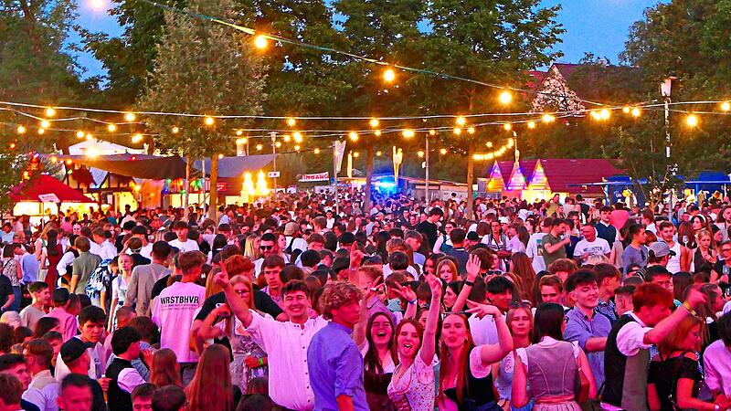 Rund 10.000 Besucher feierten auf dem Festgelände des Altmain-Weinfests. Für Christian Licha wurde der Abend mit dem spontanen Bühnenauftritt zu einem unvergesslichen Erlebnis. Christian Licha Rund 10.000 Besucher feierten auf dem Festgelände des Altmain-Weinfests. Für Christian Licha wurde der Abend mit dem spontanen Bühnenauftritt zu einem unvergesslichen Erlebnis. Christian Licha