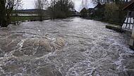 Da sprudelt das Wasser an dem Wehr der Hemmendorfer Mühle.