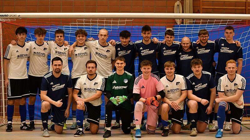 Die SpVgg Rattelsdorf II (in Wei&szlig;) hat den 1. Siedler-Hallencup gewonnen und im Finale des TSV Kleukheim besiegt.