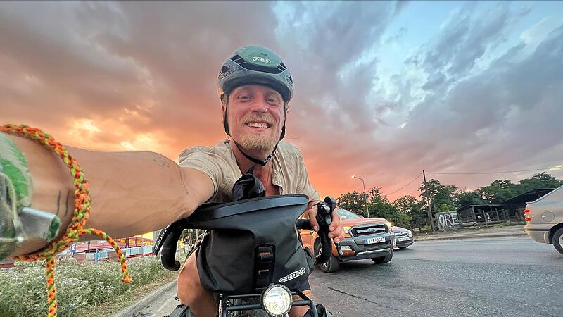 Selfie im Sonnenuntergang: Andi fotografiert sich selbst. Selfie im Sonnenuntergang: Andi fotografiert sich selbst.