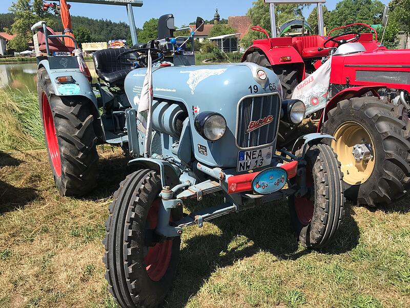 1000 Jahre Ailsbach: Die Oldtimer gl&auml;nzten und tuckerten um die Wette