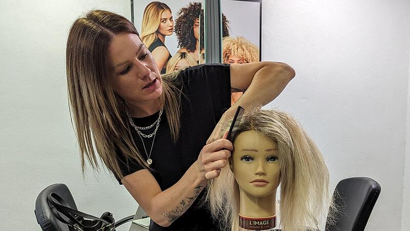 September 2023: Eileen Coburger bereitet sich auf ihren Einsatz bei der New York Fashion Week vor. 30 deutsche Friseure fliegen daf&uuml;r nach New York.