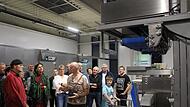 Backstubenleiter Gerald Maier (vorne rechts) führte Besuchergruppen durch die neu bezogene Halle und erläuterte die Produktionsabläufe. Backstubenleiter Gerald Maier (vorne rechts) führte Besuchergruppen durch die neu bezogene Halle und erläuterte die Produktionsabläufe.