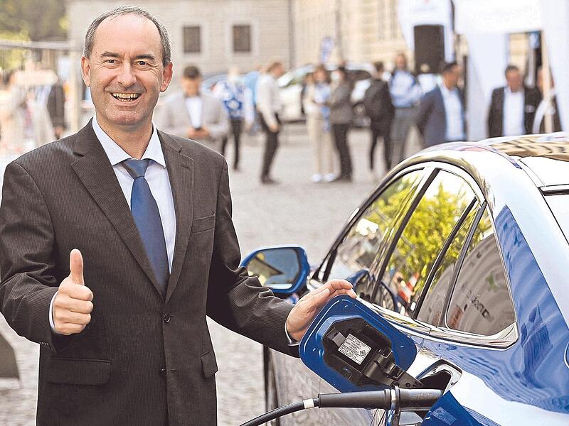 Hubert Aiwanger setzt auf Wasserstoff auch im Verkehrssektor. So erfolgreich, wie er sich das mit dem grünen Kraftstoff einmal ausgemalt hat, wird es aber wohl nicht werden. Hubert Aiwanger setzt auf Wasserstoff auch im Verkehrssektor. So erfolgreich, wie er sich das mit dem grünen Kraftstoff einmal ausgemalt hat, wird es aber wohl nicht werden.