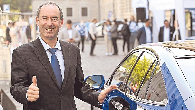 Hubert Aiwanger setzt auf Wasserstoff auch im Verkehrssektor. So erfolgreich, wie er sich das mit dem grünen Kraftstoff einmal ausgemalt hat, wird es aber wohl nicht werden. Hubert Aiwanger setzt auf Wasserstoff auch im Verkehrssektor. So erfolgreich, wie er sich das mit dem grünen Kraftstoff einmal ausgemalt hat, wird es aber wohl nicht werden.