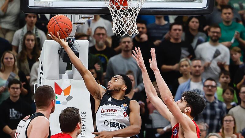 Der Bayreuther Topscorer Brandon Childress (links) erzielt zwei seiner 24 Punkte gegen den Bamberger Gabriel Chachashvili (rechts).