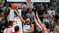 Der Bayreuther Topscorer Brandon Childress (links) erzielt zwei seiner 24 Punkte gegen den Bamberger Gabriel Chachashvili (rechts).