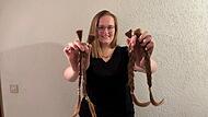 Jasmin Retsch zeigt stolz ihre Haare, die sie nun spenden wird.Forchheim & Fränkische Schweiz