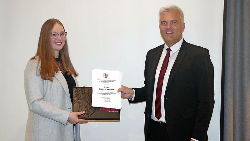 Eingangs der Sitzung gratulierte Bürgermeister Timo Ehrhardt Sabrina Melcher, die ihr Abitur am Kaspar-Zeuß-Gymnasium mit einem Notendurchschnitt von 1,2 absolviert hat. Als Anerkennung übereichte er ihr eine Urkunde der Stadt nebst Anstecknadel sowie ein Präsent. Eingangs der Sitzung gratulierte Bürgermeister Timo Ehrhardt Sabrina Melcher, die ihr Abitur am Kaspar-Zeuß-Gymnasium mit einem Notendurchschnitt von 1,2 absolviert hat. Als Anerkennung übereichte er ihr eine Urkunde der Stadt nebst Anstecknadel sowie ein Präsent.