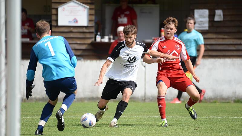 Die  Abwehrleistung war Schl&uuml;ssel zum Motschenbacher Erfolg: Hier schirmt Marcel Ehm (Mitte) den Ball vor dem Saaser Daniel St&ouml;ckle  ab.