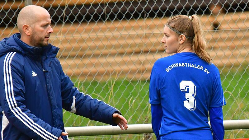 Trainer Torsten Hellmuth gibt seiner Spielerin und 18-jährigen Tochter Alina Anweisungen.