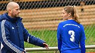 Trainer Torsten Hellmuth gibt seiner Spielerin und 18-jährigen Tochter Alina Anweisungen.