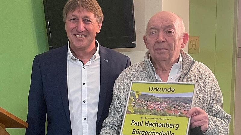 Paul Hachenberg bei der Verleihung der Ramsthaler Bürgermedaille, links neben ihm Bürgermeister Rainer Morper.
