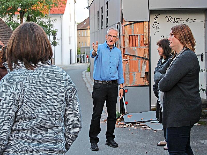 Um die Durchfahrt von Lastwagen an der Engstelle in Etzelskirchen zu verhindern, soll die Fahrbahn schon vorher verengt werden. Der Bauausschuss begutachtete auch die besch&auml;digten Hausecke.  Andreas Dorsch