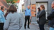Um die Durchfahrt von Lastwagen an der Engstelle in Etzelskirchen zu verhindern, soll die Fahrbahn schon vorher verengt werden. Der Bauausschuss begutachtete auch die besch&auml;digten Hausecke.  Andreas Dorsch