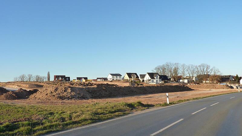Es tut sich was bei Aisch. Hier entsteht das Baugebiet &bdquo;Aischblick II&ldquo;; zur Medbacher Stra&szlig;e hin sollen vier Mehrparteienh&auml;user gebaut werden.