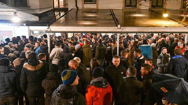 Das Wetter war durchwachsen, die Stimmung gut: Bockbier-Anstich in der Brauerei Greifenklau