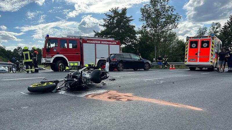 Der Fahrer des Zweirads erlitt lebensgefährliche Verletzungen.