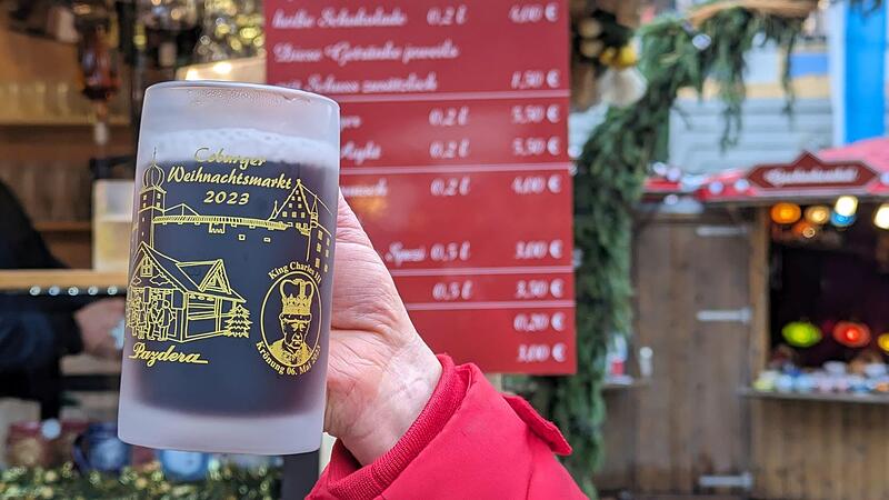 Wer auf dem Coburger Weihnachtsmarkt ein Hei&szlig;getr&auml;nk zu sich nehmen will, findet eine gro&szlig;e Auswahl. Sch&ouml;ne Jahrgangstassen gibt es auch.