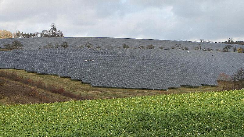 Seit einigen Jahren schon produziert diese Solaranlage bei Hebendorf auf einem 48 Hektar gro&szlig;en Gel&auml;nde Strom. Die Photovoltaikanlage an der Hasenleite ist auf einer Fl&auml;che von rund 43 Hektar geplant.