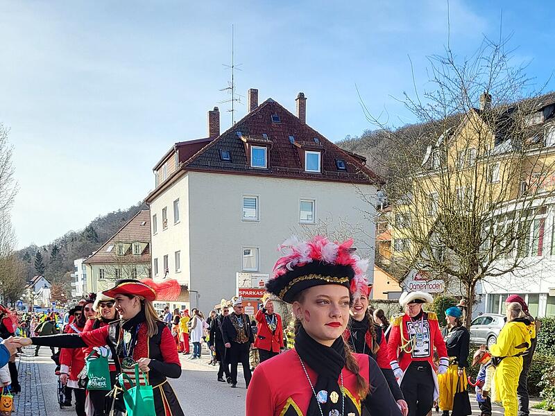 Viel los war am Faschingsdienstag, 4. März 2025, beim Faschingszug in Bad Brückenau.