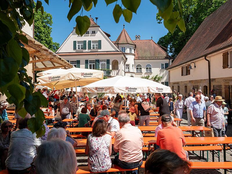 Zwischen historischen Gebäuden, Bierbänken und schattigen Plätzen genossen die sehr vielen Besucher das Jubiläumsfest der Minderleinsmühle. Das historische Jugendstil-Wohnhaus der Familie Hubmann prägt dabei die Kulisse. Zwischen historischen Gebäuden, Bierbänken und schattigen Plätzen genossen die sehr vielen Besucher das Jubiläumsfest der Minderleinsmühle. Das historische Jugendstil-Wohnhaus der Familie Hubmann prägt dabei die Kulisse.