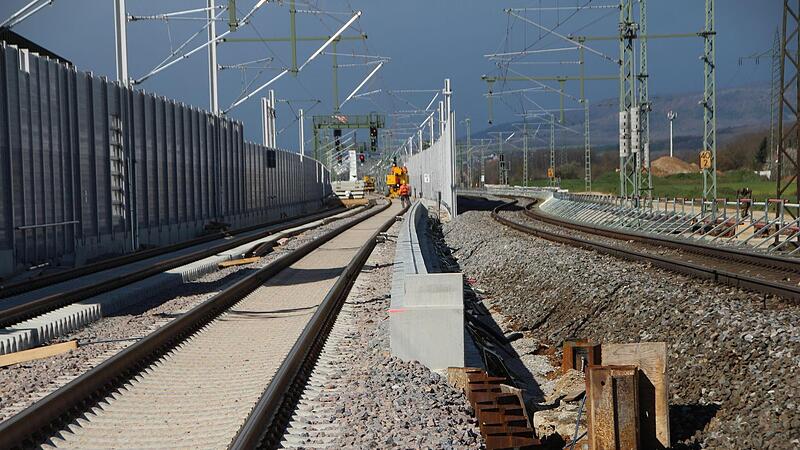 Auf dem Weg zum künftigen S-Bahn-Halt: Die westlichen Gleise (links, Richtung Eggolsheim) sind hier im Norden Forchheims  schon beide gelegt, im Osten schlängelt sich  dagegen noch das alte Gleisbett. Die Beton-Bahnsteigkanten  in der Mitte deuten...Forchheim & Fränkische Schweiz