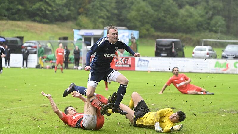 Einen Abnutzungskampf bei schwierigen Platzverhältnissen haben sich der TSV Mönchröden um Daniel Puff (in Blau) und die TuS Aschaffenburg-Leider in der Landesliga Nordwest geliefert. Das 2:2-Remis ist am Ende ein gerechtes Resultat.