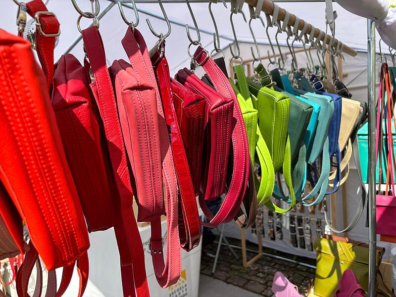 Ein Angebot in den buntesten Farben und unterschiedlichsten Materialien pr&auml;sentierten die Aussteller beim Kunsthandwerkermarkt 2024 in Forchheim