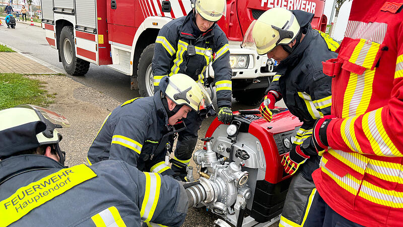 Jeder Handgriff muss sitzen: Damit im Katastrophenfall Feuerwehren, Rettungsdienst, THW und Polizei Hand in Hand zusammenarbeiten k&ouml;nnen, hat der Landkreis Erlangen-H&ouml;chstadt eine Katastrophenschutz-Voll&uuml;bung mit 450 Einsatzkr&auml;ften zwischen Kalchreuth und Heroldsberg abgehalten.