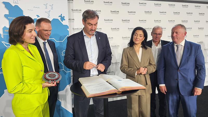 Baustart SuedLink in Bayern: Markus S&ouml;der tr&auml;gt sich ins Goldene Buch Oerlenbachs ein.