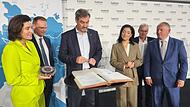 Baustart SuedLink in Bayern: Markus S&ouml;der tr&auml;gt sich ins Goldene Buch Oerlenbachs ein.