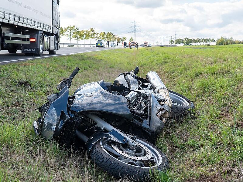 B303-Unfall bei Sonnefeld: Biker lebensgefährlich verletzt - Polizeiupdate B303-Unfall bei Sonnefeld: Biker lebensgefährlich verletzt - Polizeiupdate