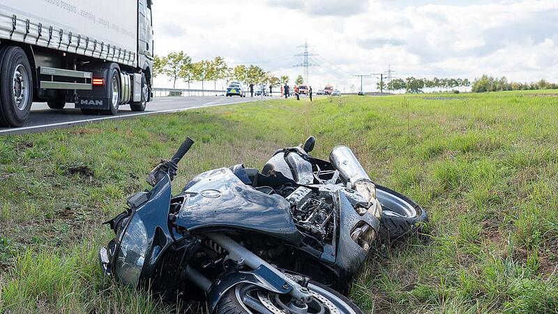 B303-Unfall bei Sonnefeld: Biker lebensgefährlich verletzt - Polizeiupdate B303-Unfall bei Sonnefeld: Biker lebensgefährlich verletzt - Polizeiupdate