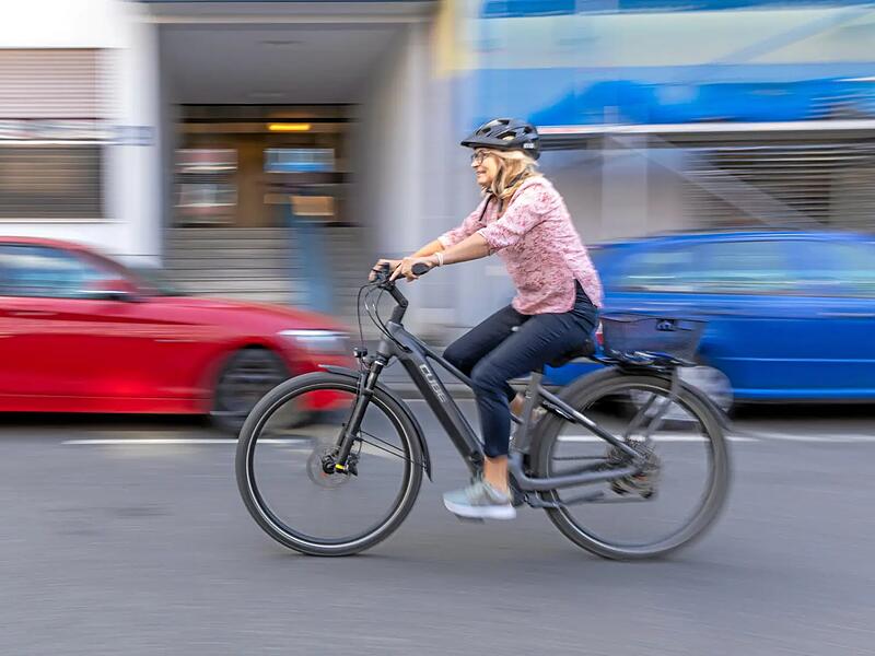 Heike Issing Jobcenter Würzburg hilft Bürgergeldempfängern An zwei Tagen im Monat ist Berufsberaterin Heike Issing im Außendienst unterwegs. Zu Hausbesuchen fährt sie oft mit dem Fahrrad.