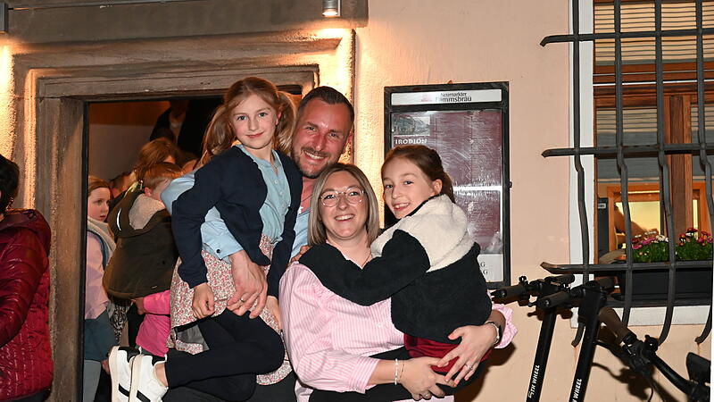 Bild zeigt den neuen strahlenden Bürgermeister der Stadt Baiersdorf mit Ehefrau und seinen beiden Töchtern, die ihm als erste gratulierten. Bild zeigt den neuen strahlenden Bürgermeister der Stadt Baiersdorf mit Ehefrau und seinen beiden Töchtern, die ihm als erste gratulierten.