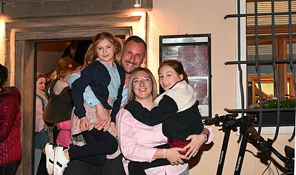 Bild zeigt den neuen strahlenden B&uuml;rgermeister der Stadt Baiersdorf mit Ehefrau und seinen beiden T&ouml;chtern, die ihm als erste gratulierten.