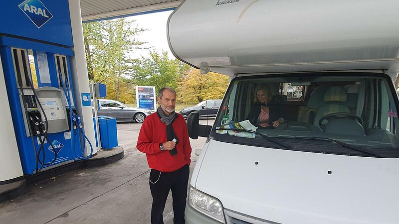 Camper Volker Seibold tankt am Kunigundendamm sein Wohnmobil voll. Camper Volker Seibold tankt am Kunigundendamm sein Wohnmobil voll.