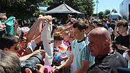 Die Autogrammstunde mit Manuel Neuer in Herzogenaurach hat tausende Fans angezogen. Die schönsten Fotos zeigen wir in unserer Bildergalerie. Die Autogrammstunde mit Manuel Neuer in Herzogenaurach hat tausende Fans angezogen. Die schönsten Fotos zeigen wir in unserer Bildergalerie.