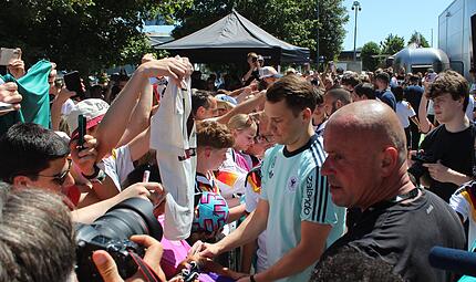 Die Autogrammstunde mit Manuel Neuer in Herzogenaurach hat tausende Fans angezogen. Die sch&ouml;nsten Fotos zeigen wir in unserer Bildergalerie.