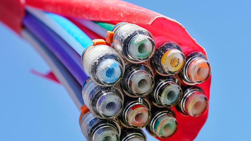750 Haushalte in Marktleugast werden im Jahr 2024 ans Glasfasernetz angeschlossen. 750 Haushalte in Marktleugast werden im Jahr 2024 ans Glasfasernetz angeschlossen.