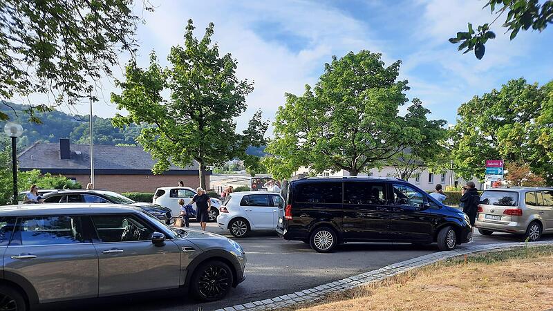 Eltern demonstrieren mit Autos vor der Jean-Paul-Schule gegen die Pl&auml;ne der Stadt, den Schulbus von Cortendorf zur Schule ab kommendem Schuljahr zu streichen.