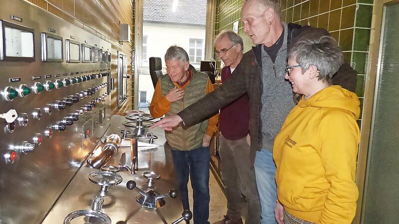 Worin liegt das gro&szlig;e Bio-Geheimnis der Klosterbrauerei Wei&szlig;enohe? Um das herauszufinden, haben die K&ouml;pfe der &bdquo;Bewegung &Ouml;kologische Region&ldquo; Dieter Hoch und Klaus-Dieter Preis  dem Brauereichef-Ehepaar Urban und Katharina Winkler (von links nach rechts) einen Besuch abgestattet.